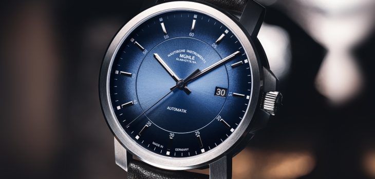 Frontalansicht der Armbanduhr 29er Casual Küstenblau am braunen Lederband.