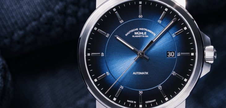 Nahaufnahme der Armbanduhr 29er Casual Küstenblau mit frontalem Blick auf das blaue Zifferblatt.