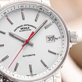 Detailansicht Zifferblatt 29er auf dem man die feine Unterteilung des Zifferblatts mit applizierten Indizes und Minuterie gut sehen kann.