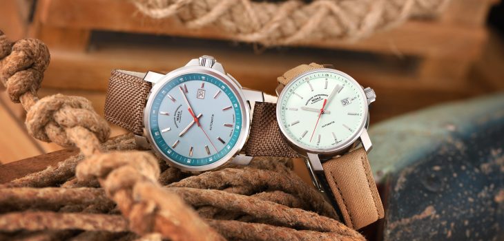 Zwei maritime Armbanduhren mit einem hellblauen und einem mintfarbenem Zifferblatt an hellbraunen Canvasbändern liegen auf verschiedenen Seilen.