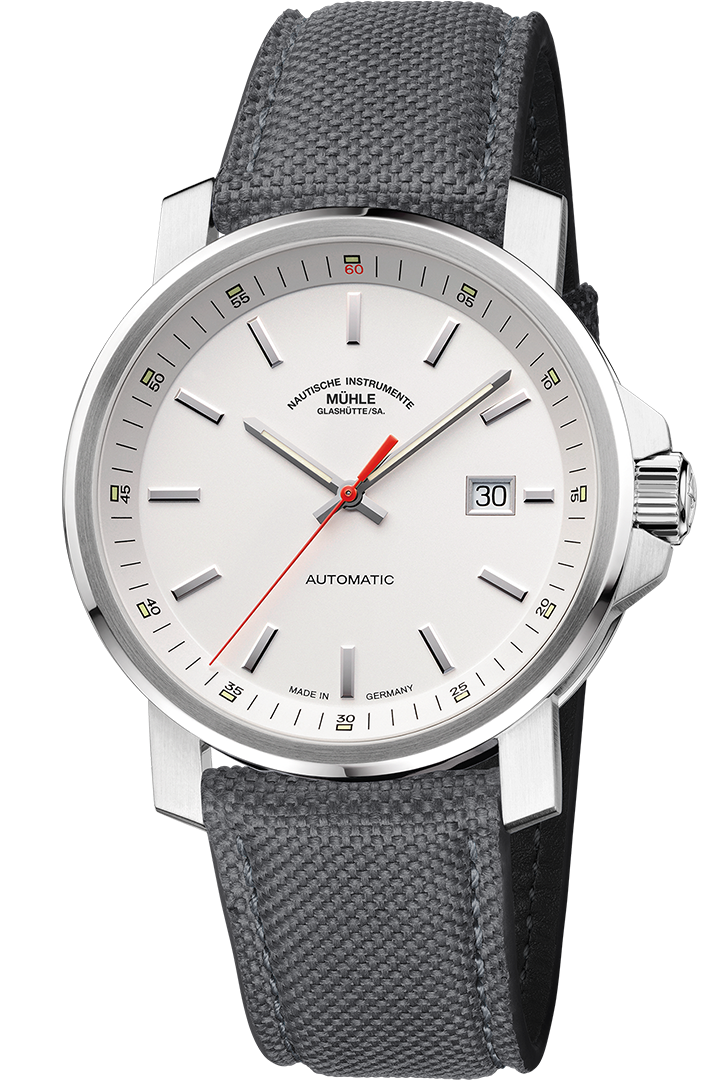 Frontalansicht der Armbanduhr 29er Big mit weißem Zifferblatt und weißem Rehaut im silbernen Gehäuse am grauen Canvasband.