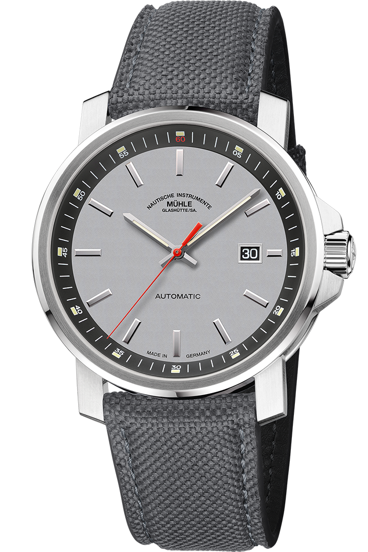 Frontalansicht der Herrenarmbanduhr 29er Big mit grauem Zifferblatt und dunkelgrauem Rehaut im silbernen Gehäuse am grauen Canvasband.