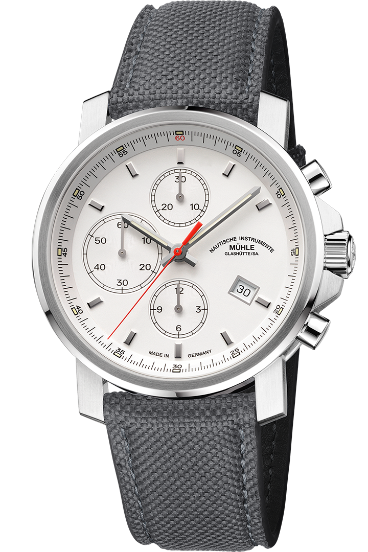 Frontalansicht der Armbanduhr 29er Chronograph mit weißem Zifferblatt und Rehaut im silbernen Gehäuse am grauen Canvasband.