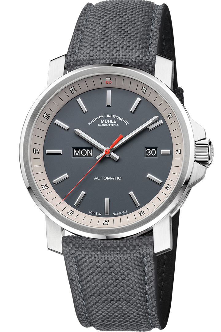 Frontalansicht der Armbanduhr 29er Big Tag/Datum mit grauem Zifferblatt, beigem Rehaut, silbernem Gehäuse und grauem Canvasband.