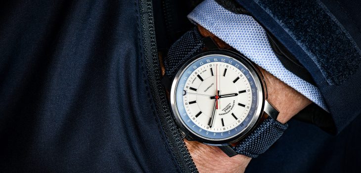 Maritime Armbanduhr 29er Zeigerdatum wird am Handgelenk getragen. Die Hand steckt in der Hosentasche.