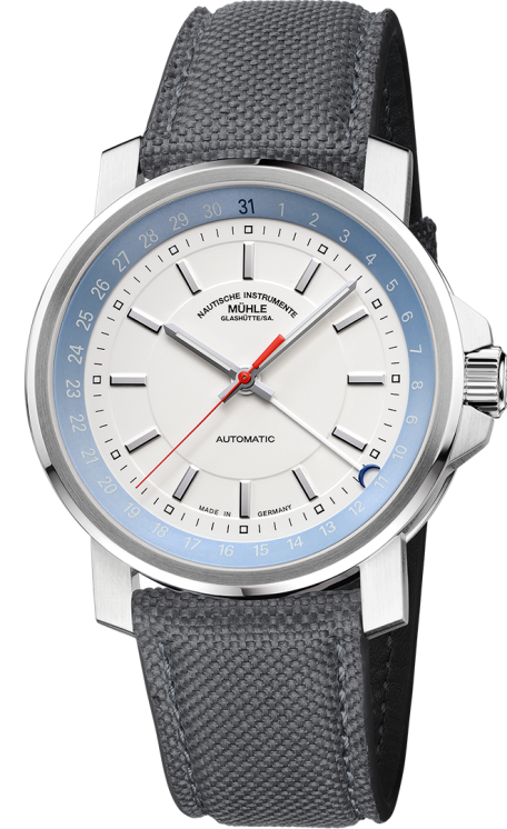 Frontalansicht der Herrenarmbanduhr 29er Big Zeigerdatum mit weißem Zifferblatt und hellblauem Rehaut im silbernen Gehäuse am grauen Canvasband.