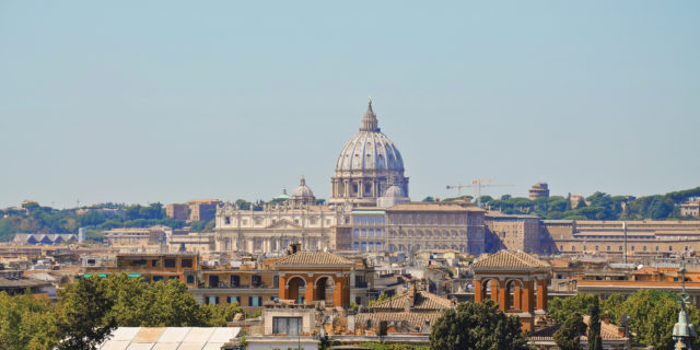 Blick auf Vatikan und Engelsburg in Rom