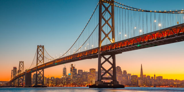 Oakland Bay Bridge mit Skyline San Francisco