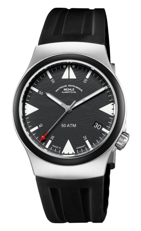 Frontalansicht der Armbanduhr S.A.R. Mission-Timer "160 Jahre DGzRS" mit strukturiertem dunkelgrauem Zifferblatt, weißen Indizes, mattsilbernem Gehäuse und schwarzer Kautschuklünette am schwarzen Kautschukband.
