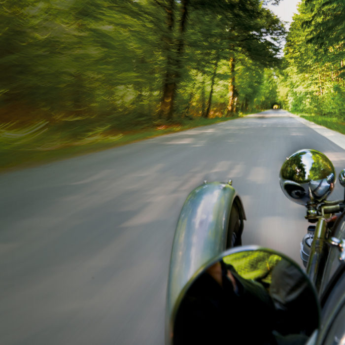 Moodbild Oldtimer auf Waldstraße