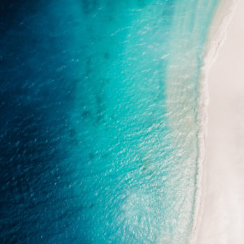 Moodbild tropischer, weißer Strand mit blauem Meer