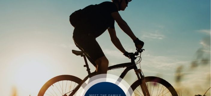 Silhouette eines Radfahrers vor blauem Himmel und Sonnenuntergang. In der Mitte oben eine Kompassrose, die auf ein E zeigt.