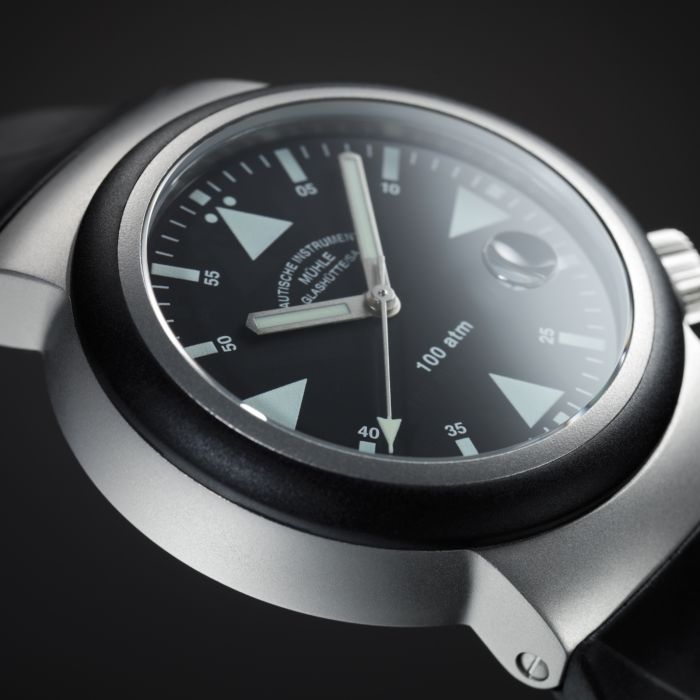 S.A.R. Rescue-Timer: Armbanduhr mit schwarzem Zifferblatt, weißen Indizes und Zeigern, schwarzer Lünette und matt-silbernem Gehäuse.