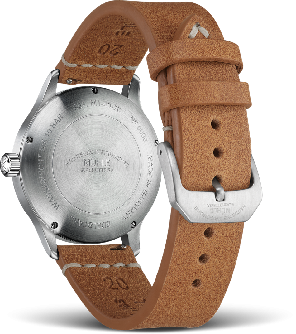 Rückansicht der Armbanduhr Panova am hellbraunen Lederband mit Blick auf den Gehäuseboden