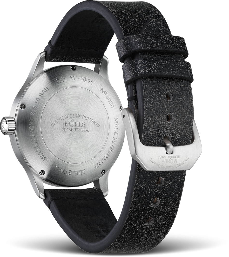 Rückansicht der Armbanduhr Panova am schwarzen Lederband mit Blick auf den Gehäuseboden