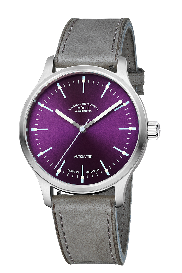 Frontalansicht der Armbanduhr Panova Violett mit violettem Zifferblatt, silbernem Gehäuse und grauem Lederband mit hellblauer Kontrastnaht.
