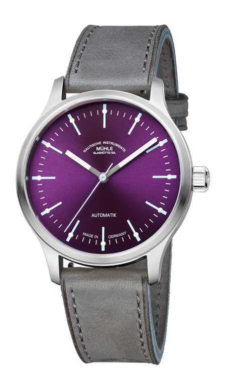 Frontalansicht der Armbanduhr Panova Violett mit violettem Zifferblatt, silbernem Gehäuse und grauem Lederband mit hellblauer Kontrastnaht.