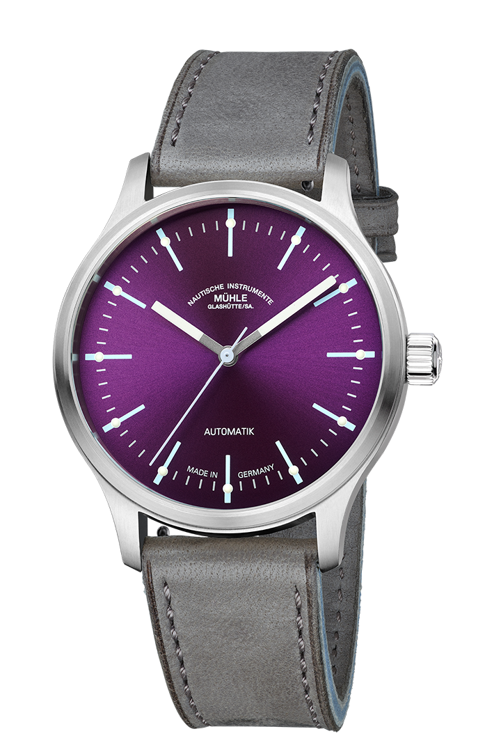 Frontalansicht der Armbanduhr Panova Violett mit violettem Zifferblatt, silbernem Gehäuse und grauem Lederband mit hellblauer Kontrastnaht.