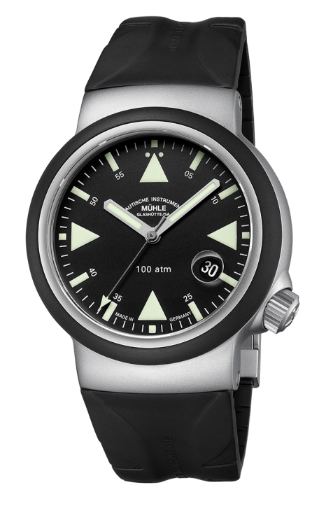 Frontansicht S.A.R. Rescue-Timer. Dreizeigeruhr mit schwarzem Zifferblatt an schwarzem Kautschukband.