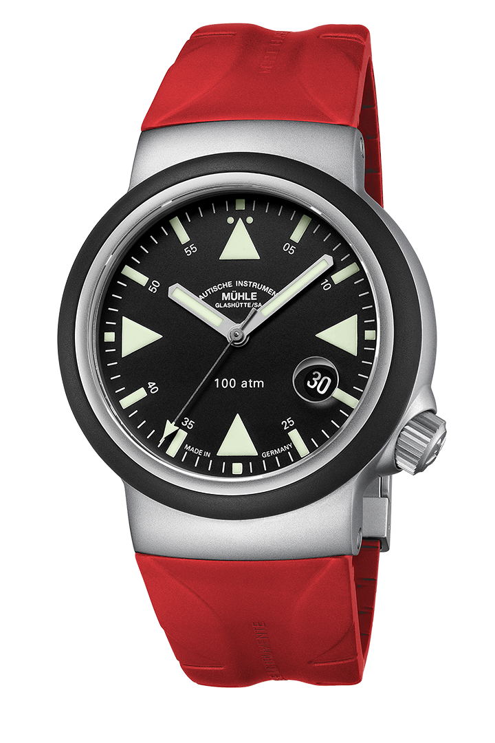 Frontansicht S.A.R. Rescue-Timer. Dreizeigeruhr mit schwarzem Zifferblatt an rotem Kautschukband.