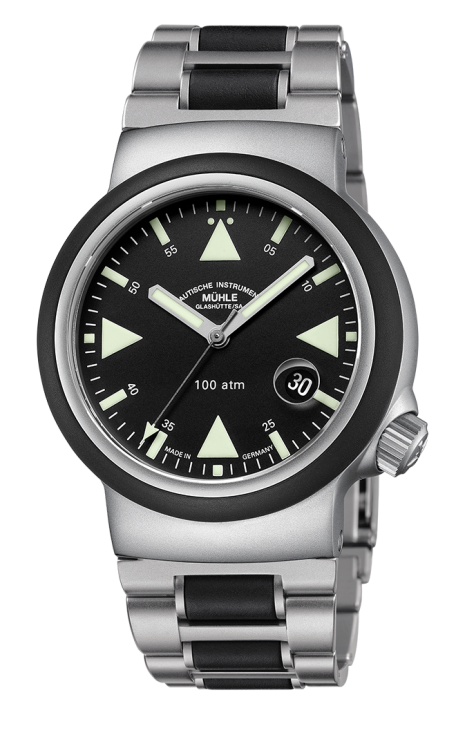 Frontansicht S.A.R. Rescue-Timer. Dreizeigeruhr mit schwarzem Zifferblatt an Metallband mit Kautschukelementen.