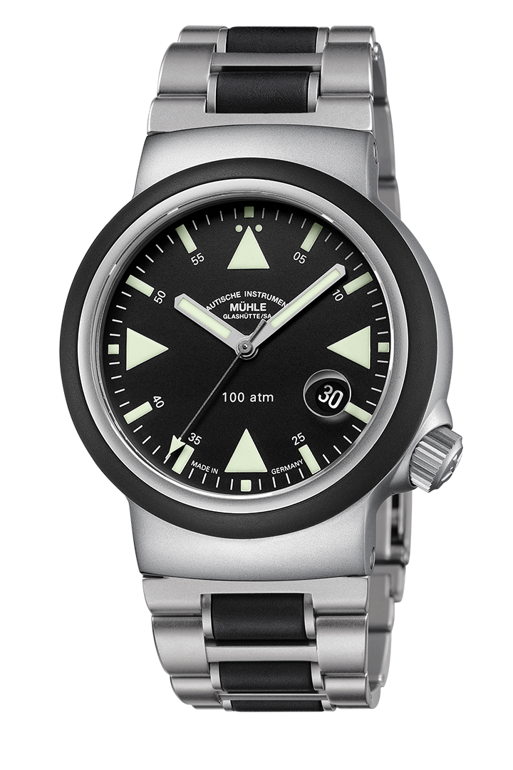 Frontansicht S.A.R. Rescue-Timer. Dreizeigeruhr mit schwarzem Zifferblatt an Metallband mit Kautschukelementen.