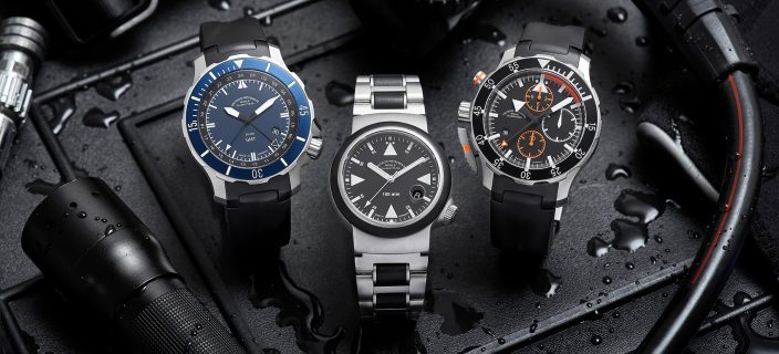 Drei Uhren auf schwarzem Hintergrund: Seebataillon GMT, S.A.R. Rescue-Timer am Metallband, S.A.R. Flieger-Chronograph am schwarzen Kautschukband.
