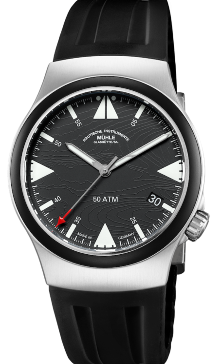 Frontalansicht der Armbanduhr S.A.R. Mission-Timer "160 Jahre DGzRS" mit strukturiertem dunkelgrauem Zifferblatt, weißen Indizes, mattsilbernem Gehäuse und schwarzer Kautschuklünette am schwarzen Kautschukband.