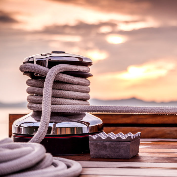 Moodbild Seilwinde auf Segelyacht im Sonnenuntergang