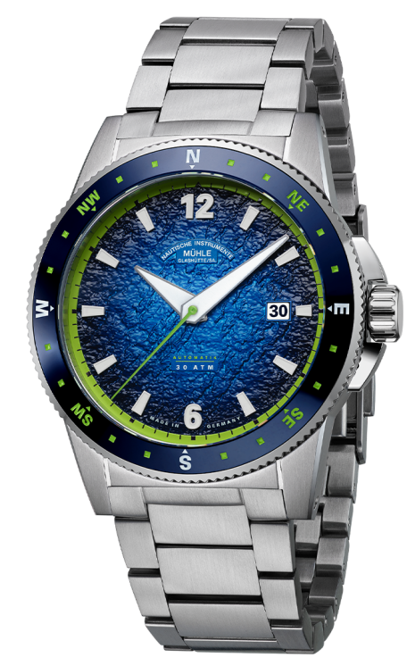 Sportivo Kompass Datum: Frontalansicht einer Armbanduhr mit blauem, strukturiertem Zifferblatt und grünen Details, Stahlgehäuse und Metallband.