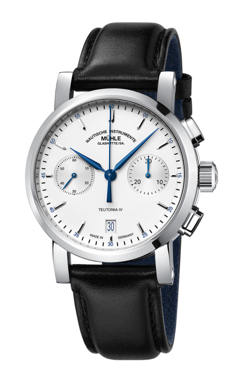 Frontalansicht der Armbanduhr Teutonia IV Chronograph mit weißem Zifferblatt, blauen Zeigern und silbernem Gehäuse am schwarzen Lederband.