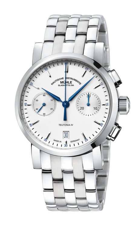 Frontalansicht der Armbanduhr Teutonia IV Chronograph mit weißem Zifferblatt, blauen Zeigern und silbernem Gehäuse am Metallband.