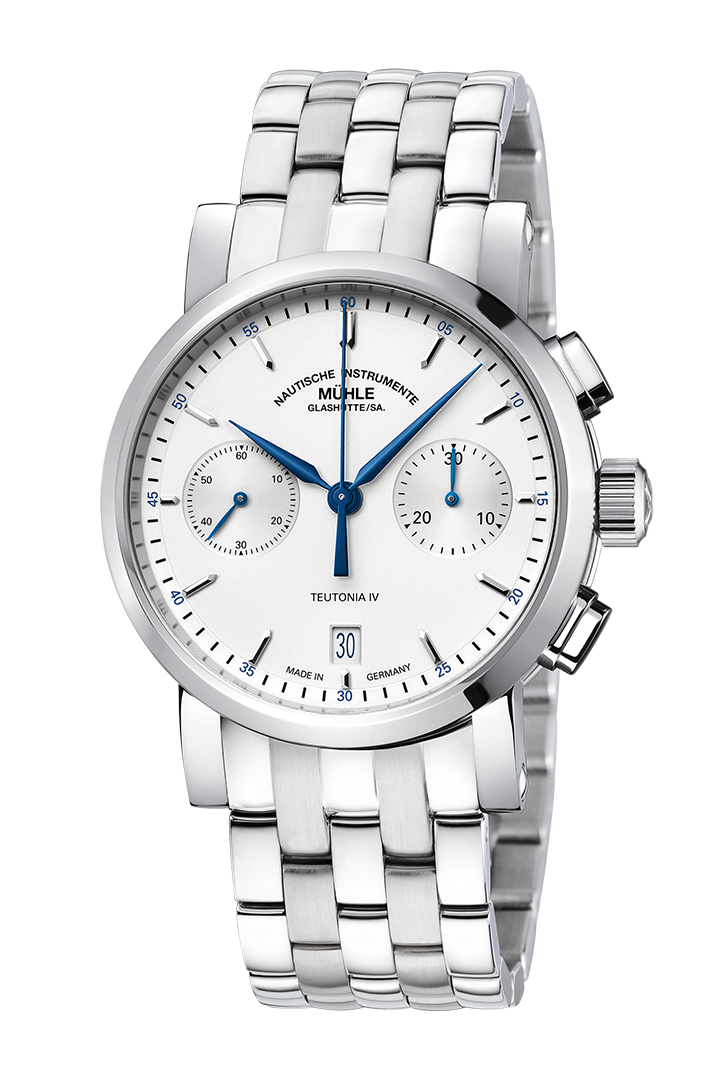 Frontalansicht der Armbanduhr Teutonia IV Chronograph mit weißem Zifferblatt, blauen Zeigern und silbernem Gehäuse am Metallband.