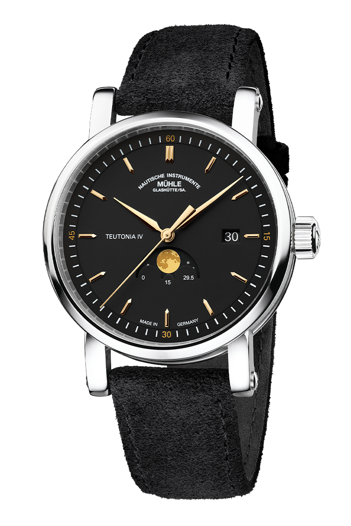 Frontansicht Teutonia IV Mondphase - Schwarzes Zifferblatt mit goldenen Zeigern und Indizes. Klassische Mondphasenanzeige bei 6 Uhr. Edelstahlgehäuse und schiefergraues Alcantaraband.