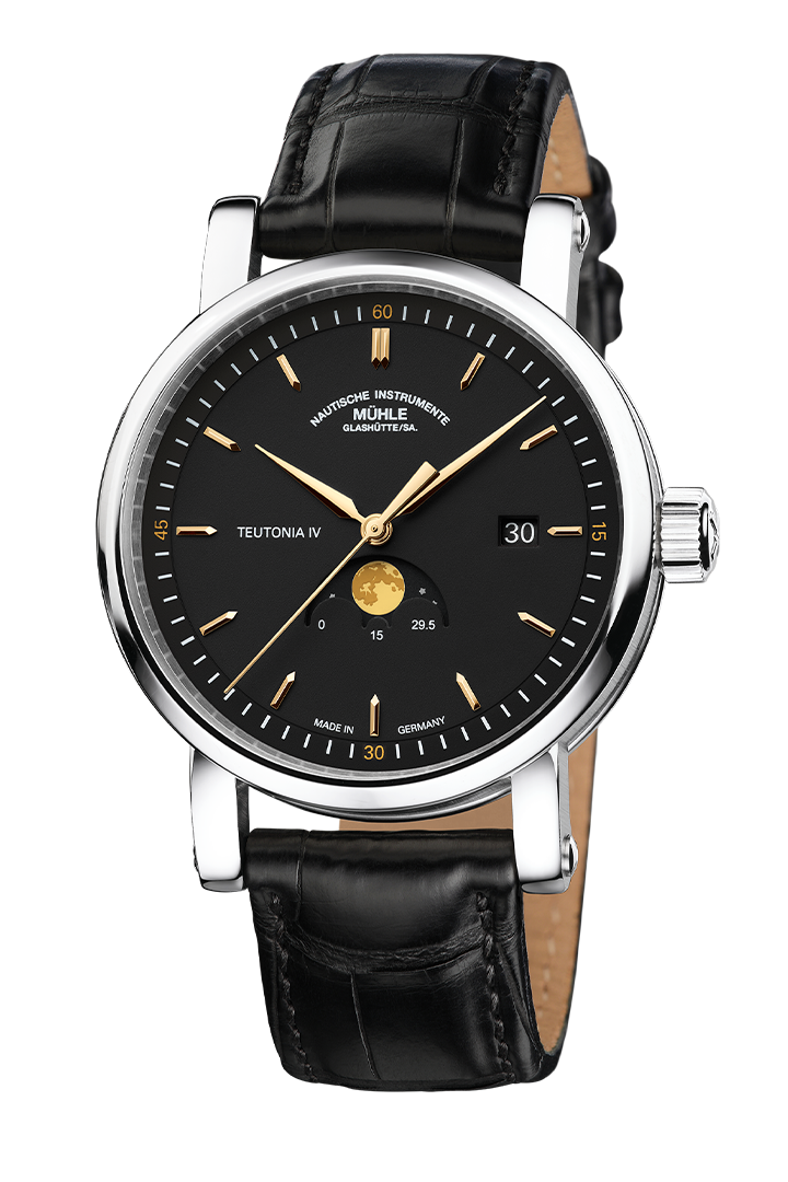 Frontansicht Teutonia IV Mondphase - Schwarzes Zifferblatt mit goldenen Zeigern und Indizes. Klassische Mondphasenanzeige bei 6 Uhr. Edelstahlgehäuse und schwarzes Lederband.