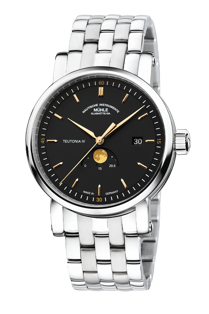 Frontansicht Teutonia IV Mondphase - Schwarzes Zifferblatt mit goldenen Zeigern und Indizes. Klassische Mondphasenanzeige bei 6 Uhr. Edelstahlgehäuse und 5-gliedriges Edelstahlband.