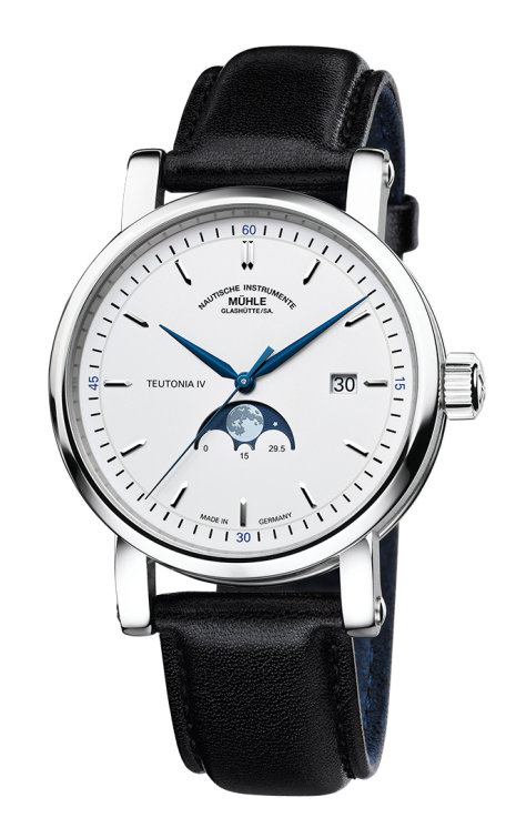 Frontalansicht der Armbanduhr Teutonia IV Mondphase mit weißem Zifferblatt und blauen Zeigern im silbernen Gehäuse am schwarzen Lederband.