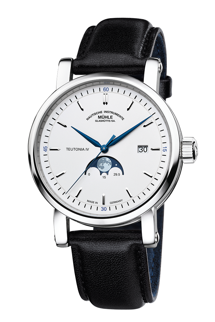 Frontalansicht der Armbanduhr Teutonia IV Mondphase mit weißem Zifferblatt und blauen Zeigern im silbernen Gehäuse am schwarzen Lederband.