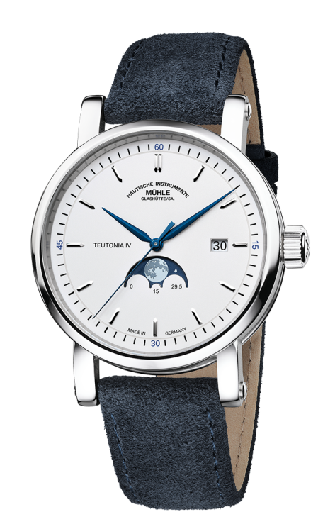 Frontalansicht der Armbanduhr Teutonia IV Mondphase mit weißem Zifferblatt im silbernen Gehäuse am blauen Velourslederband.