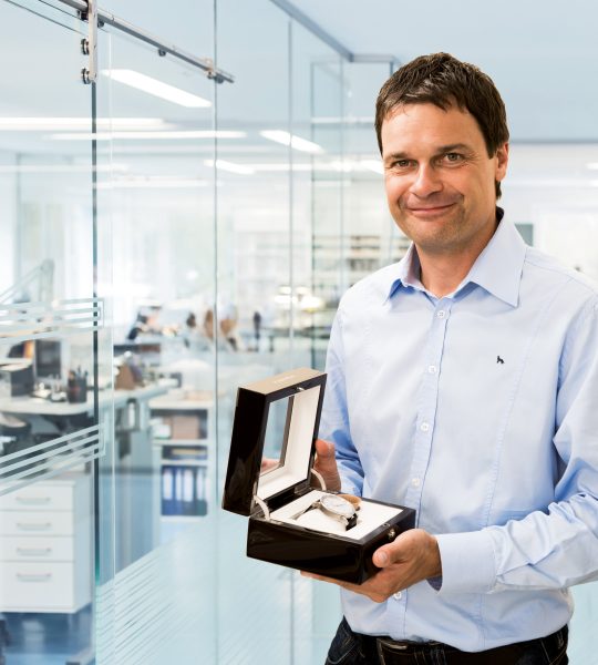 Thilo Mühle mit Armbanduhr aus der Robert-Mühle-Linie in der Hand.