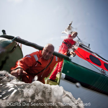 Rettungseinsatz Seenotretter, Rettungsgriff vom Tochterboot