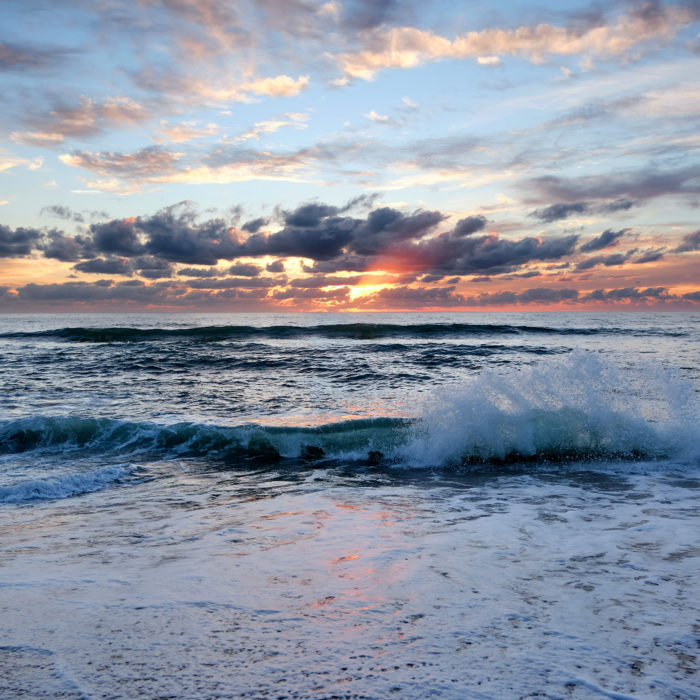 Moodbild Sonnenuntergang mit Wolken am Meer