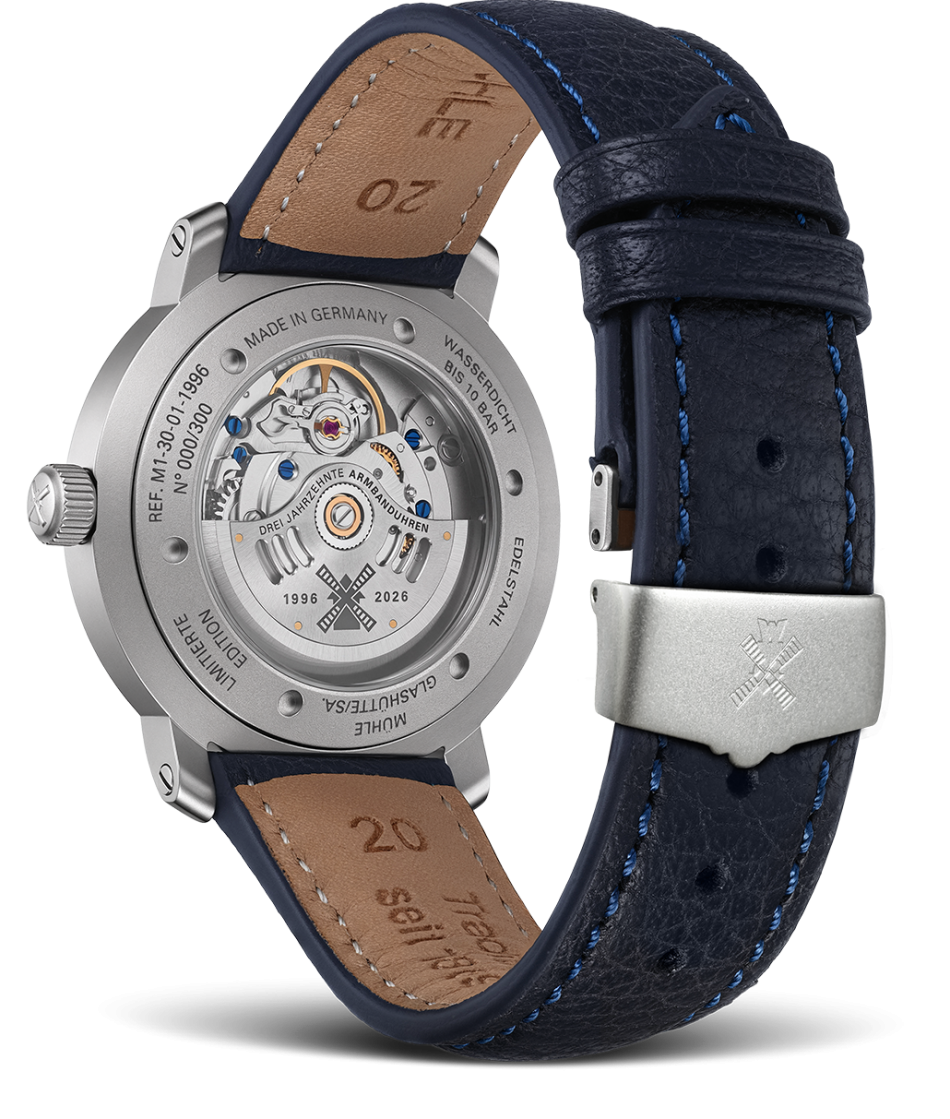 Rückseite einer Herrenarmbanduhr auf weißem Hintergrund