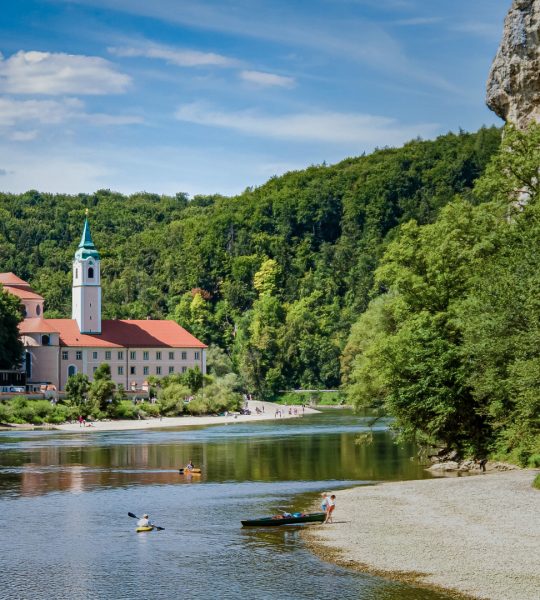 Kloster Weltenburg mit Donaustrand.