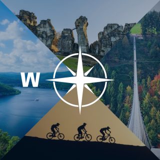 Kompassrose, das auf den Buchstaben "W" zeigt. Im Hintergrund Naturaufnahmen, eine Hängebrücke, zerklüftete Felsen, Radfahrer und ein See.