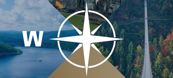 Kompassrose, das auf den Buchstaben "W" zeigt. Im Hintergrund Naturaufnahmen, eine Hängebrücke, zerklüftete Felsen, Radfahrer und ein See.