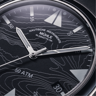 Detailaufnahme der Linienstruktur des Zifferblatts des S.A.R. Mission-Timer "160 Jahre DGzRS"