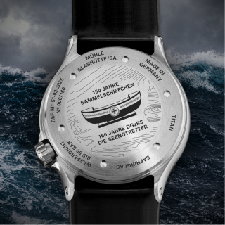 Bodengravur zum Jubiläum mit Sammelschiffchen des S.A.R. Mission-Timer "160 Jahre DGzRS"