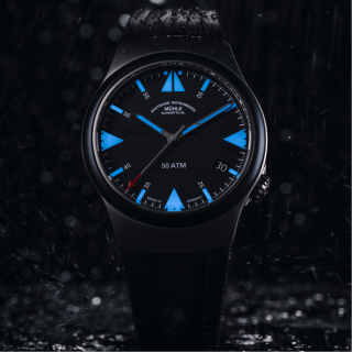 Nachtansicht der Armbanduhr S.A.R. Mission-Timer "160 Jahre DGzRS" mit blau nachleuchtenden Indizes