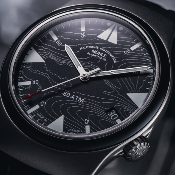 Leicht schräge Draufsicht auf die Armbanduhr S.A.R. Mission-Timer "160 Jahre DGzRS"